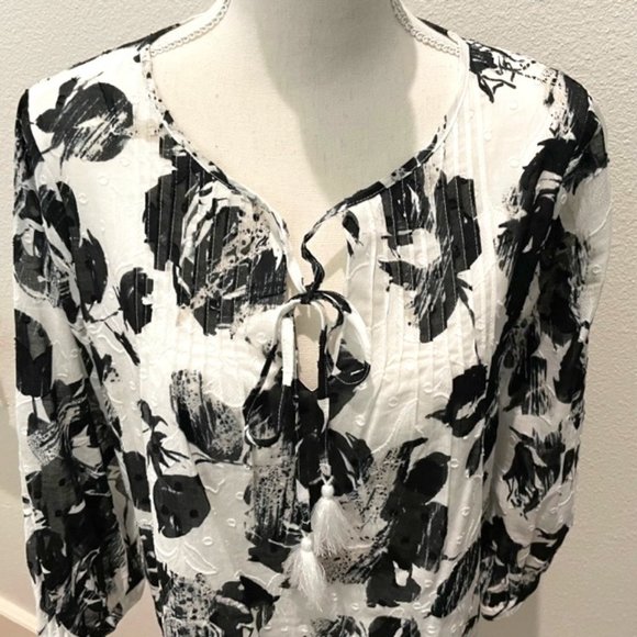Karl Lagerfeld Tops - Karl Lagerfeld Floral 3/4 Sleeve Popover Blouse